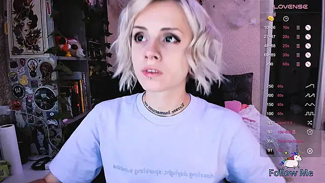 Snapshot of NaniMoore chatting on October 15, 2025, 8:39 pm NaniMoore online show from October 15, 2025, 8:39 pm