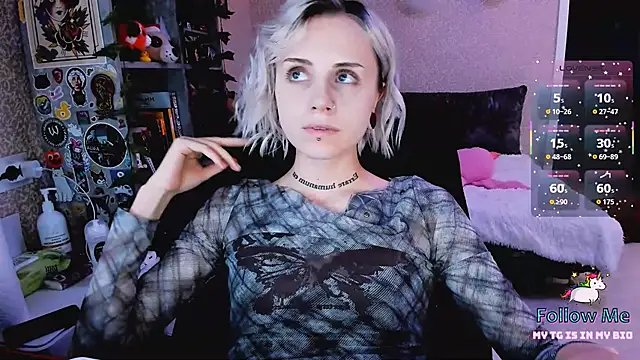 Snapshot of NaniMoore chatting on November 15, 2025, 8:35 pm NaniMoore online show from November 15, 2025, 8:35 pm