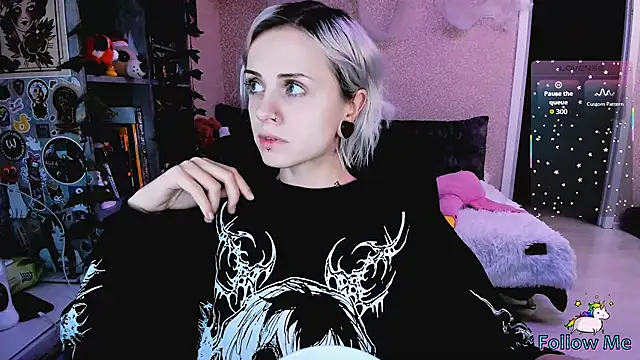 Snapshot of NaniMoore chatting on November 12, 2025, 8:01 pm NaniMoore online show from November 12, 2025, 8:01 pm