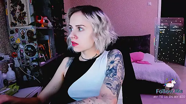 Snapshot of NaniMoore chatting on December 18, 2025, 8:34 pm NaniMoore online show from December 18, 2025, 8:34 pm