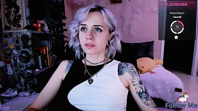 Snapshot of NaniMoore chatting on October 6, 2025, 9:48 pm NaniMoore online show from October 6, 2025, 9:48 pm