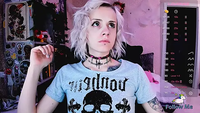 Snapshot of NaniMoore chatting on October 10, 2025, 8:42 pm NaniMoore online show from October 10, 2025, 8:42 pm