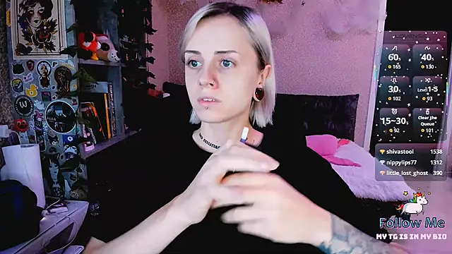 Snapshot of NaniMoore chatting on November 23, 2025, 8:19 pm NaniMoore online show from November 23, 2025, 8:19 pm