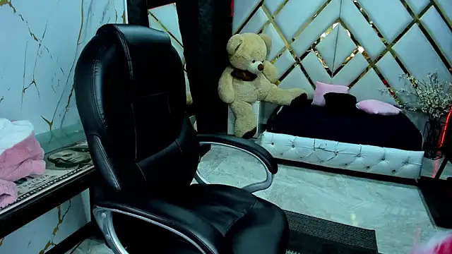 Snapshot of Emmily_Walker chatting on October 28, 2025, 2:23 am Emmily Walker online show from October 28, 2025, 2:23 am