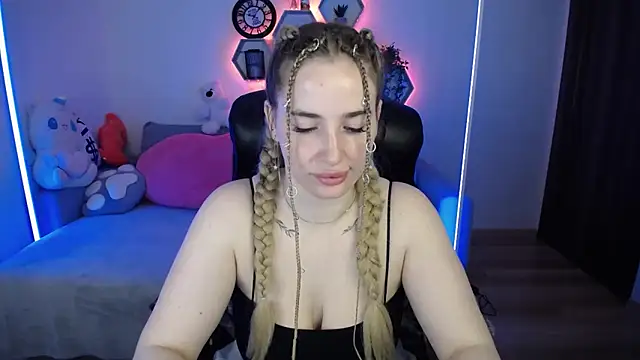Snapshot of SabrinViolet chatting on May 16, 2026, 8:13 am SabrinViolet online show from May 16, 2026, 8:13 am