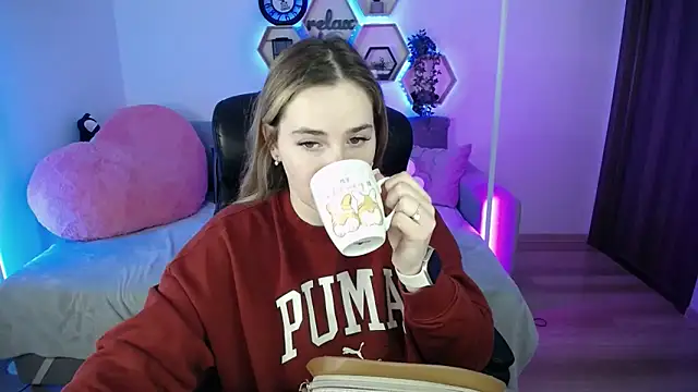 SabrinViolet online show from February 6, 2026, 9:05 am