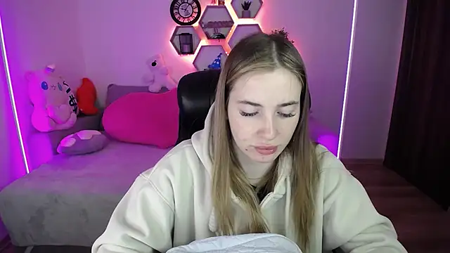 Snapshot of SabrinViolet chatting on May 8, 2026, 8:07 am SabrinViolet online show from May 8, 2026, 8:07 am