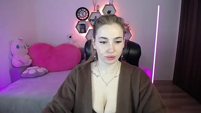 Snapshot of SabrinViolet chatting on April 18, 2026, 8:05 am SabrinViolet online show from April 18, 2026, 8:05 am