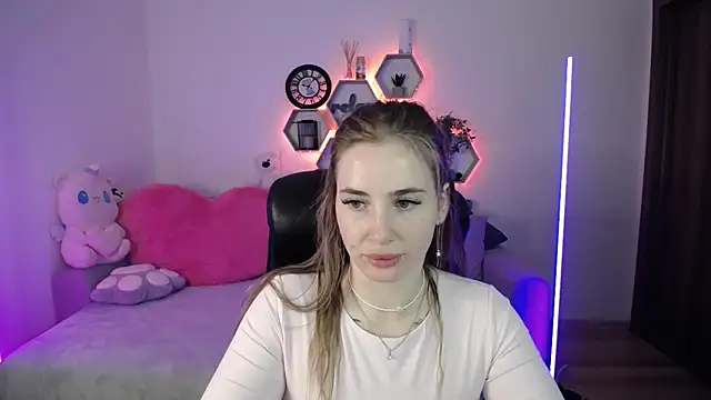Snapshot of SabrinViolet chatting on April 17, 2026, 8:06 am SabrinViolet online show from April 17, 2026, 8:06 am