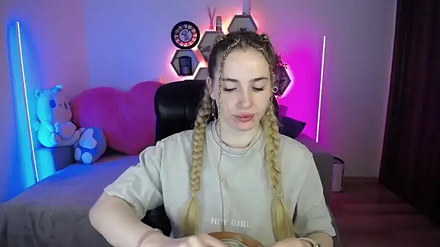 Snapshot of SabrinViolet chatting on May 18, 2026, 8:08 am SabrinViolet online show from May 18, 2026, 8:08 am