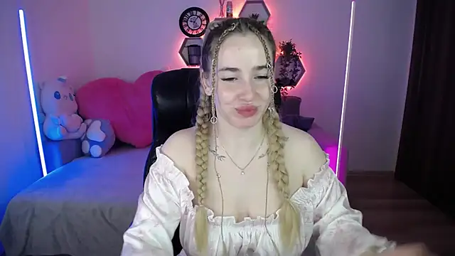Snapshot of SabrinViolet chatting on May 17, 2026, 8:14 am SabrinViolet online show from May 17, 2026, 8:14 am