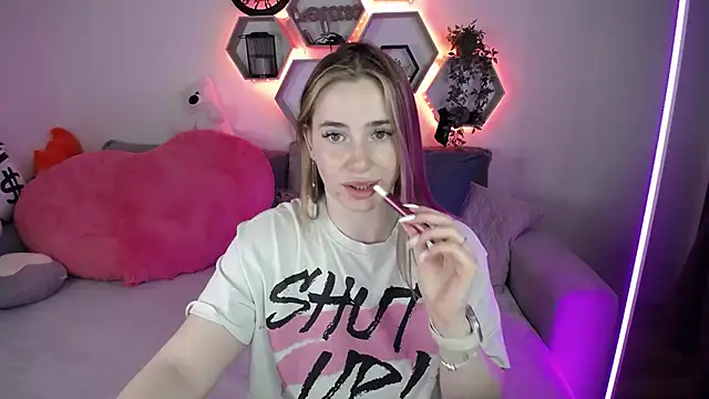 Snapshot of SabrinViolet chatting on May 5, 2026, 8:50 am SabrinViolet online show from May 5, 2026, 8:50 am