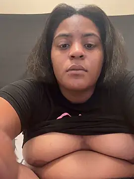 Snapshot of prettlovely14 chatting on November 17, 2025, 7:40 pm prettlovely14 online show from November 17, 2025, 7:40 pm