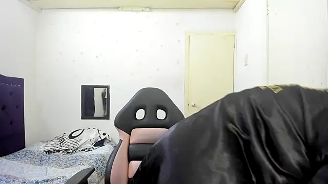 Snapshot of vikyadams chatting on October 9, 2025, 7:14 pm vikyadams online show from October 9, 2025, 7:14 pm