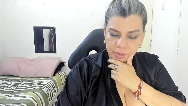 Snapshot of vikyadams chatting on December 5, 2025, 6:23 am vikyadams online show from December 5, 2025, 6:23 am