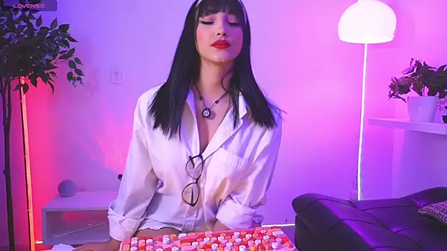 catalina  lovers online show from February 9, 2026, 7:23 pm