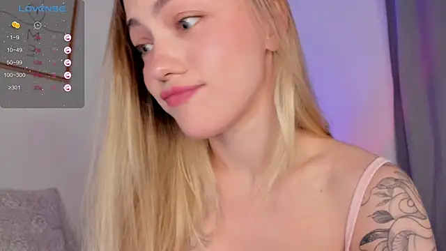 Snapshot of damn_cutie chatting on November 4, 2025, 5:28 pm damn cutie online show from November 4, 2025, 5:28 pm