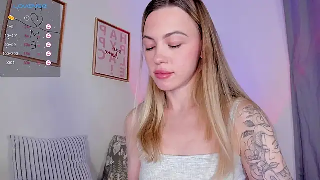 Snapshot of damn_cutie chatting on November 8, 2025, 3:15 pm damn cutie online show from November 8, 2025, 3:15 pm