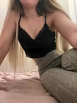 Snapshot of Holly-Glamour chatting on February 4, 2025, 12:08 am Holly-Glamour online show from February 4, 2025, 12:08 am