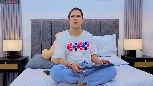 Luciana Ortiz1 online show from November 4, 2025, 1:59 pm