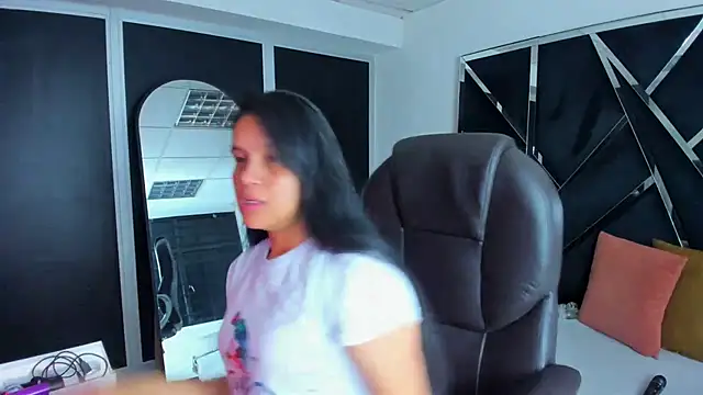 Snapshot of Ivanna18_x chatting on September 24, 2025, 4:08 am Ivanna18 x online show from September 24, 2025, 4:08 am