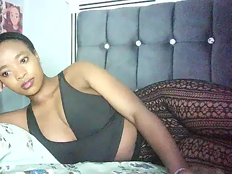 Snapshot of Cryaluna chatting on May 23, 2026, 7:40 am Cryaluna online show from May 23, 2026, 7:40 am