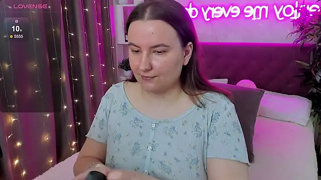 Snapshot of FeralPeach chatting on May 4, 2026, 5:33 am FeralPeach online show from May 4, 2026, 5:33 am