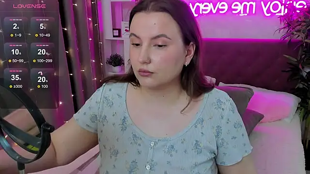 Snapshot of FeralPeach chatting on May 30, 2026, 7:47 am FeralPeach online show from May 30, 2026, 7:47 am
