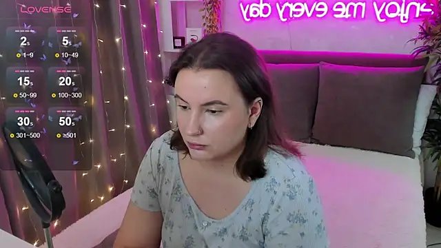 FeralPeach online show from November 21, 2025, 5:06 am