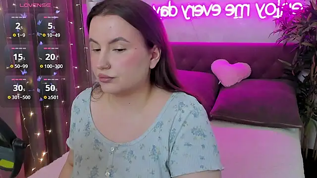 Snapshot of FeralPeach chatting on April 30, 2026, 7:48 am FeralPeach online show from April 30, 2026, 7:48 am