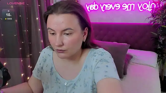 Snapshot of FeralPeach chatting on June 11, 2026, 10:12 am FeralPeach online show from June 11, 2026, 10:12 am