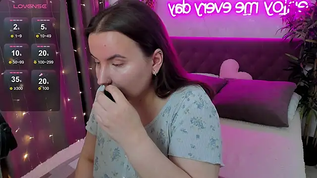 Snapshot of FeralPeach chatting on June 1, 2026, 5:40 am FeralPeach online show from June 1, 2026, 5:40 am