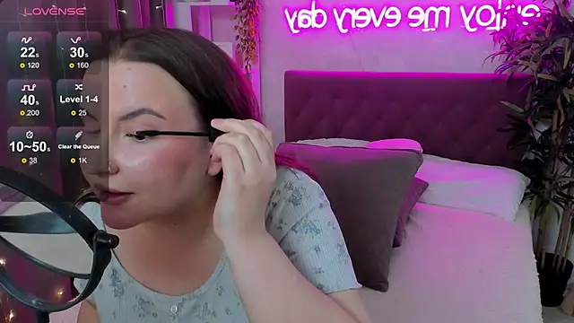 Snapshot of FeralPeach chatting on May 23, 2026, 7:18 am FeralPeach online show from May 23, 2026, 7:18 am