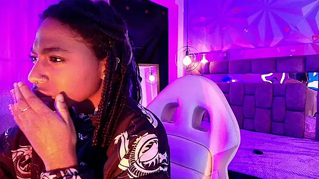 Queen perla  online show from February 22, 2026, 1:08 am