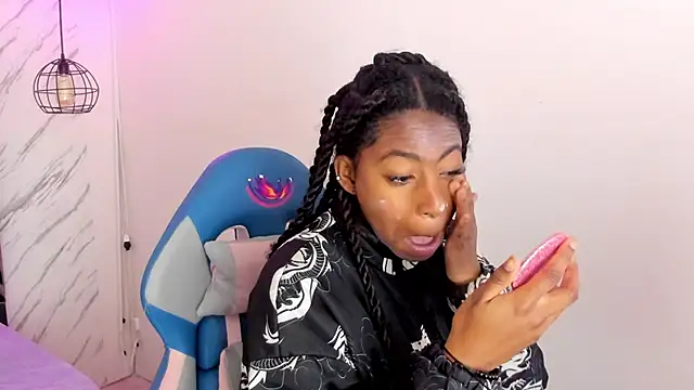 Queen perla  online show from November 11, 2025, 11:27 am