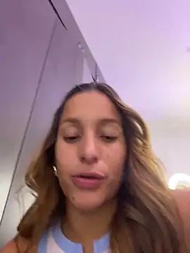 Snapshot of Agnescruzz chatting on January 18, 2026, 6:33 pm Agnescruzz online show from January 18, 2026, 6:33 pm