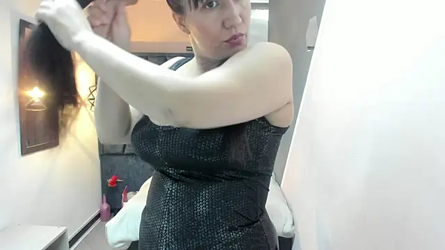 Snapshot of GiaFox_ chatting on December 16, 2025, 1:15 pm GiaFox online show from December 16, 2025, 1:15 pm