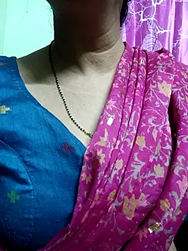 Snapshot of Rosy-B chatting on February 5, 2026, 9:32 pm Rosy-B online show from February 5, 2026, 9:32 pm