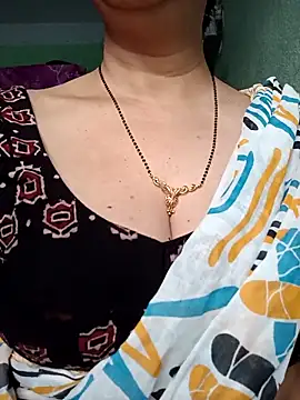 Snapshot of Rosy-B chatting on February 5, 2026, 1:01 am Rosy-B online show from February 5, 2026, 1:01 am