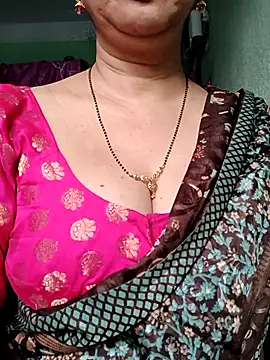 Snapshot of Rosy-B chatting on November 13, 2025, 12:47 am Rosy-B online show from November 13, 2025, 12:47 am