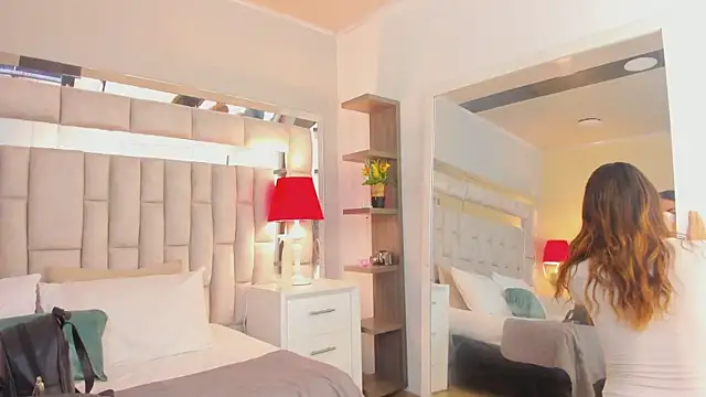 mariiahneedles online show from November 18, 2025, 11:48 pm