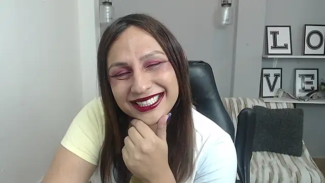 Analia 01 online show from April 13, 2026, 1:59 pm