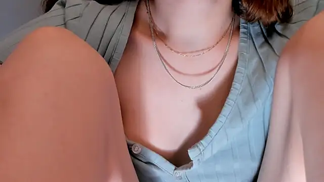 Snapshot of Britney_Ross chatting on March 4, 2025, 3:33 am Britney Ross online show from March 4, 2025, 3:33 am