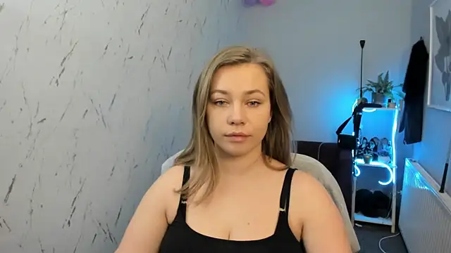 holly xglam online show from February 15, 2026, 6:18 pm