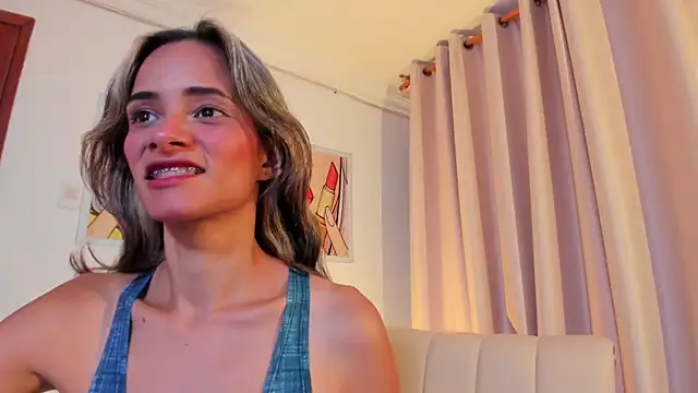 Snapshot of SkiinnyAna chatting on October 25, 2025, 7:47 pm SkiinnyAna online show from October 25, 2025, 7:47 pm