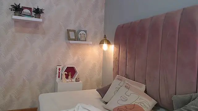 Snapshot of LeenaBrown chatting on November 21, 2025, 12:26 pm LeenaBrown online show from November 21, 2025, 12:26 pm