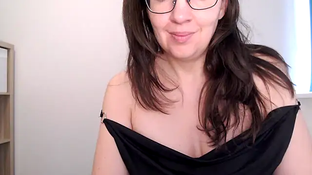 Snapshot of Ella_Next_Door chatting on December 22, 2025, 9:42 am Ella Next Door online show from December 22, 2025, 9:42 am