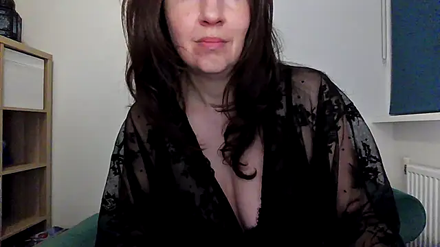 Snapshot of Ella_Next_Door chatting on December 19, 2025, 8:00 pm Ella Next Door online show from December 19, 2025, 8:00 pm