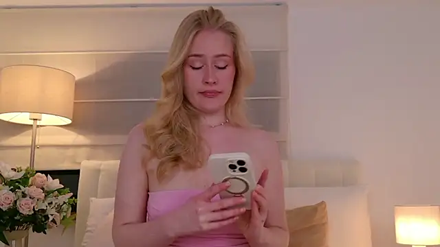 JuliaJaee online show from March 17, 2026, 6:44 pm