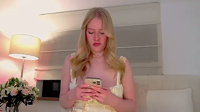 Snapshot of JuliaJaee chatting on October 17, 2025, 5:48 pm JuliaJaee online show from October 17, 2025, 5:48 pm